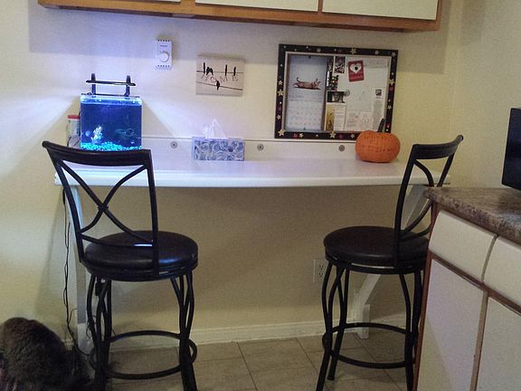 Breakfast bar in kitchen! Also a great place for time on your laptop ~