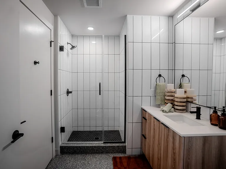 Sol Modern Phoenix Apartments Bathroom