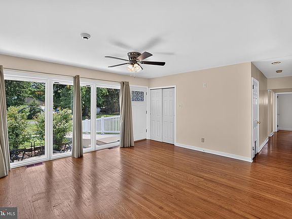 5th image of 130 Acorn Dr