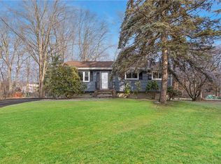 15 Feller Ct, Airmont, NY 10901