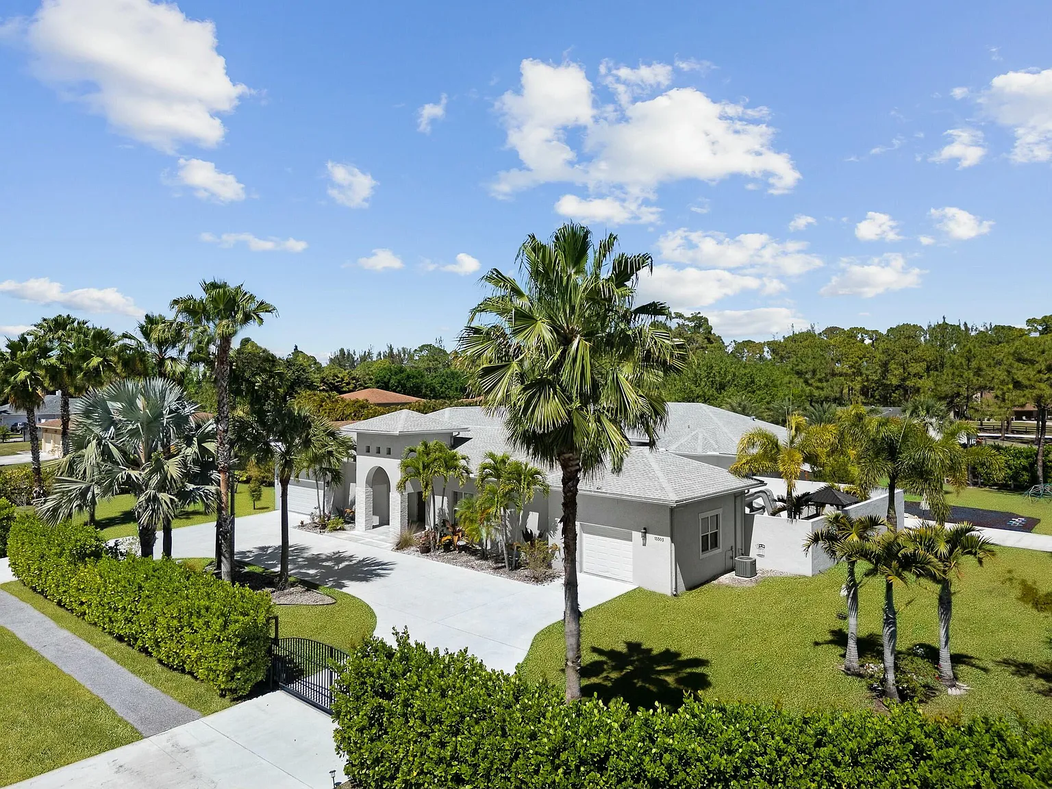 4 bed, 4.5 bath, 4617 sqft, $8,499 — Photo 3