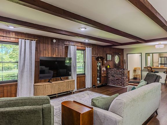 2nd image of 924 Spring Valley Rd