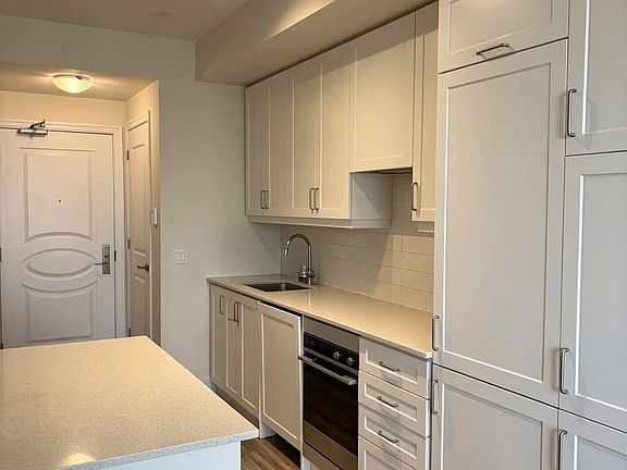 5th image of 9085 Jane St #1703