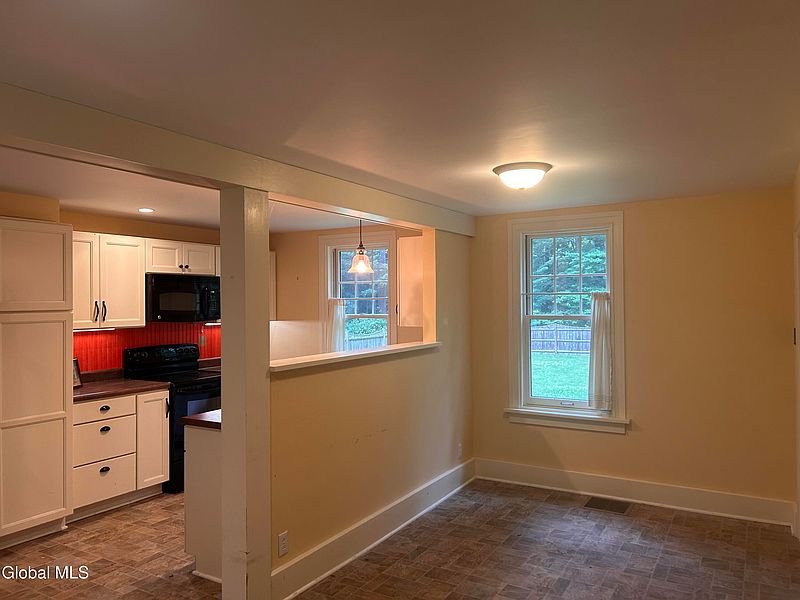 4th image of 947 Charlton Road
