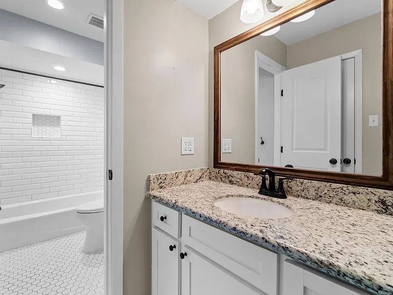 7 Elwood Hills Ct — Photo 38