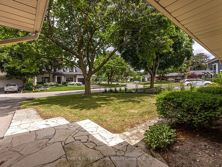 25 Abinger Cres — Photo 5