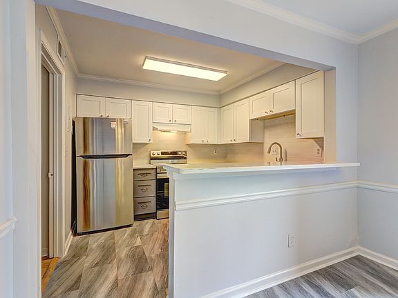 well-maintained 2-bedroom, 1.5-bathroom condo located in the heart of Sandy Springs