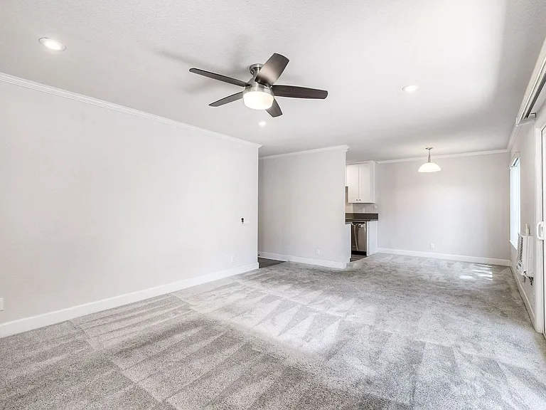 8545 Villa La Jolla Dr #H — Photo 34