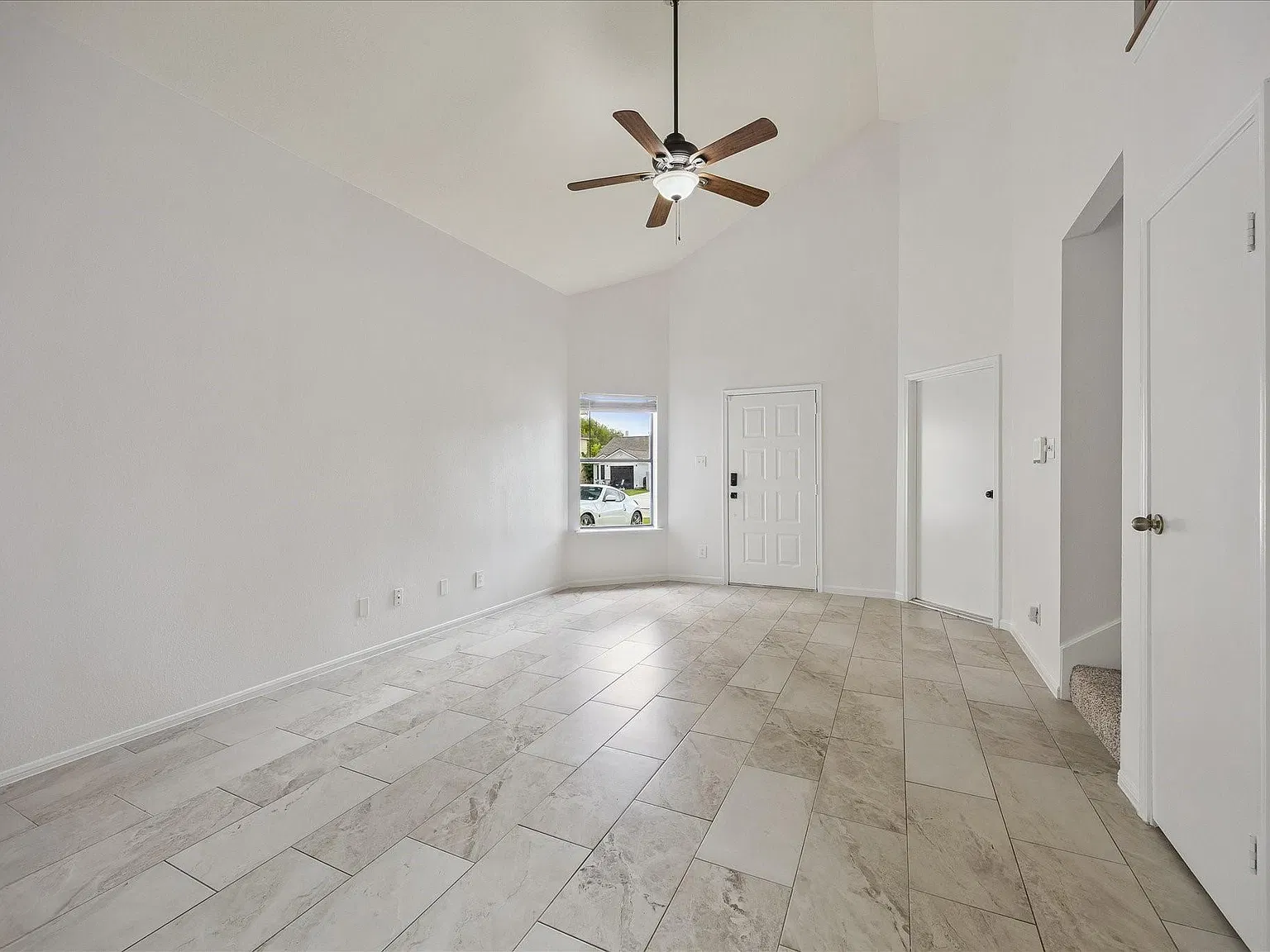 3 bed, 2.0 bath, 1293 sqft, $2,000 — Photo 3