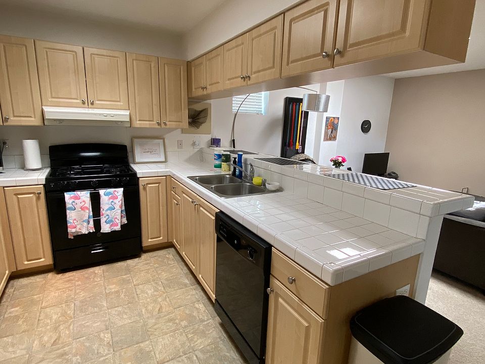 Clear pass-through from kitchen to dining room.