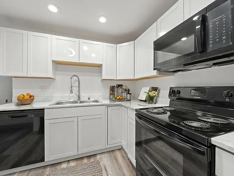 Pointe West Apartments — Photo 12