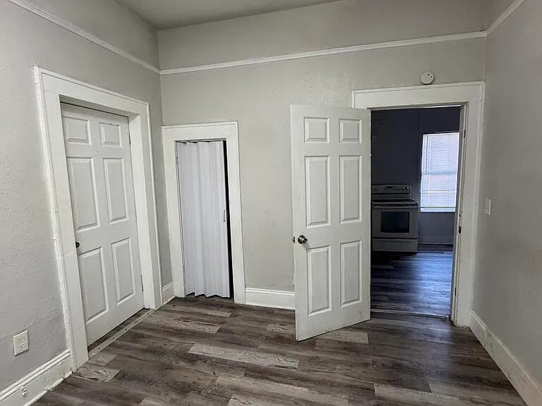 1050 W 8th St — Photo 10