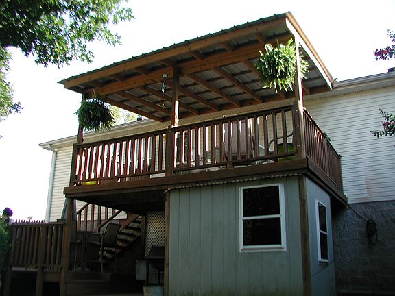 Large covered deck in back
