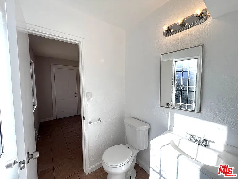 823 E 111th Pl #1/4 — Photo 8
