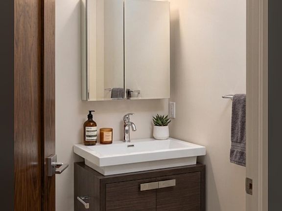 5th image of 542 29th St APT 1
