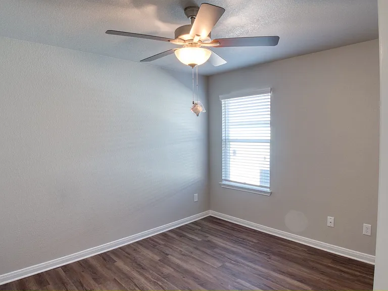 610 Hollyhock Dr — Photo 6