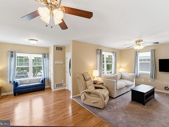 5th image of 327 Walnut Ave
