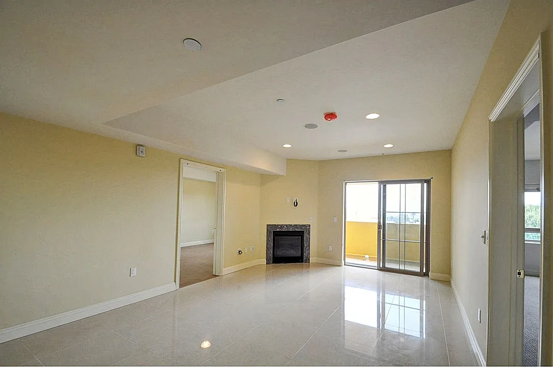 366 W 8th St — Photo 4