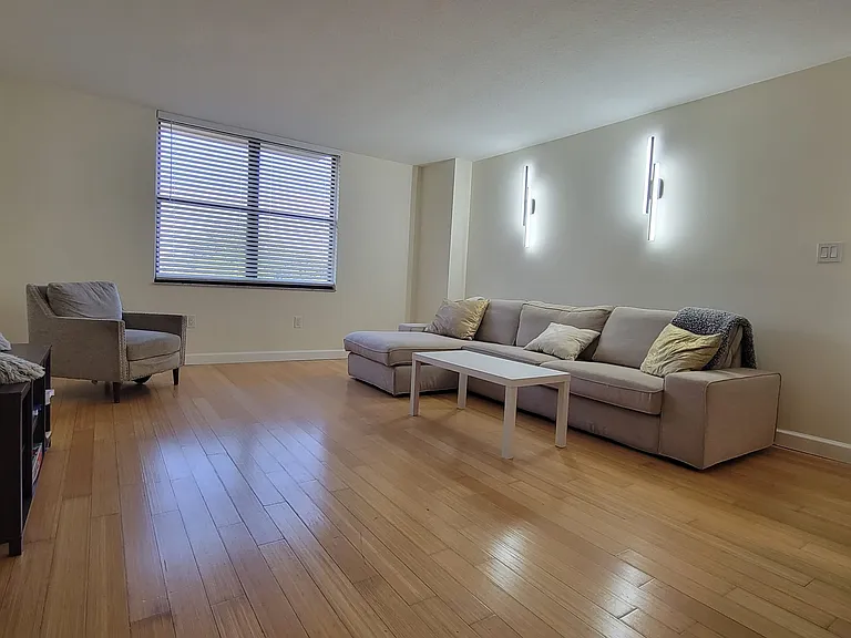 701 S Madison Ave #419 — Photo 1