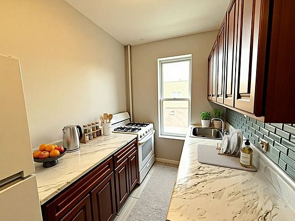 3rd image of 1906 W 9th St APT 7