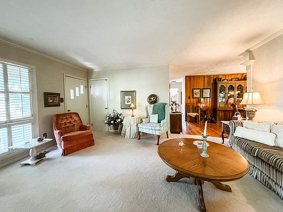 4th image of 100 Hillcrest Dr S