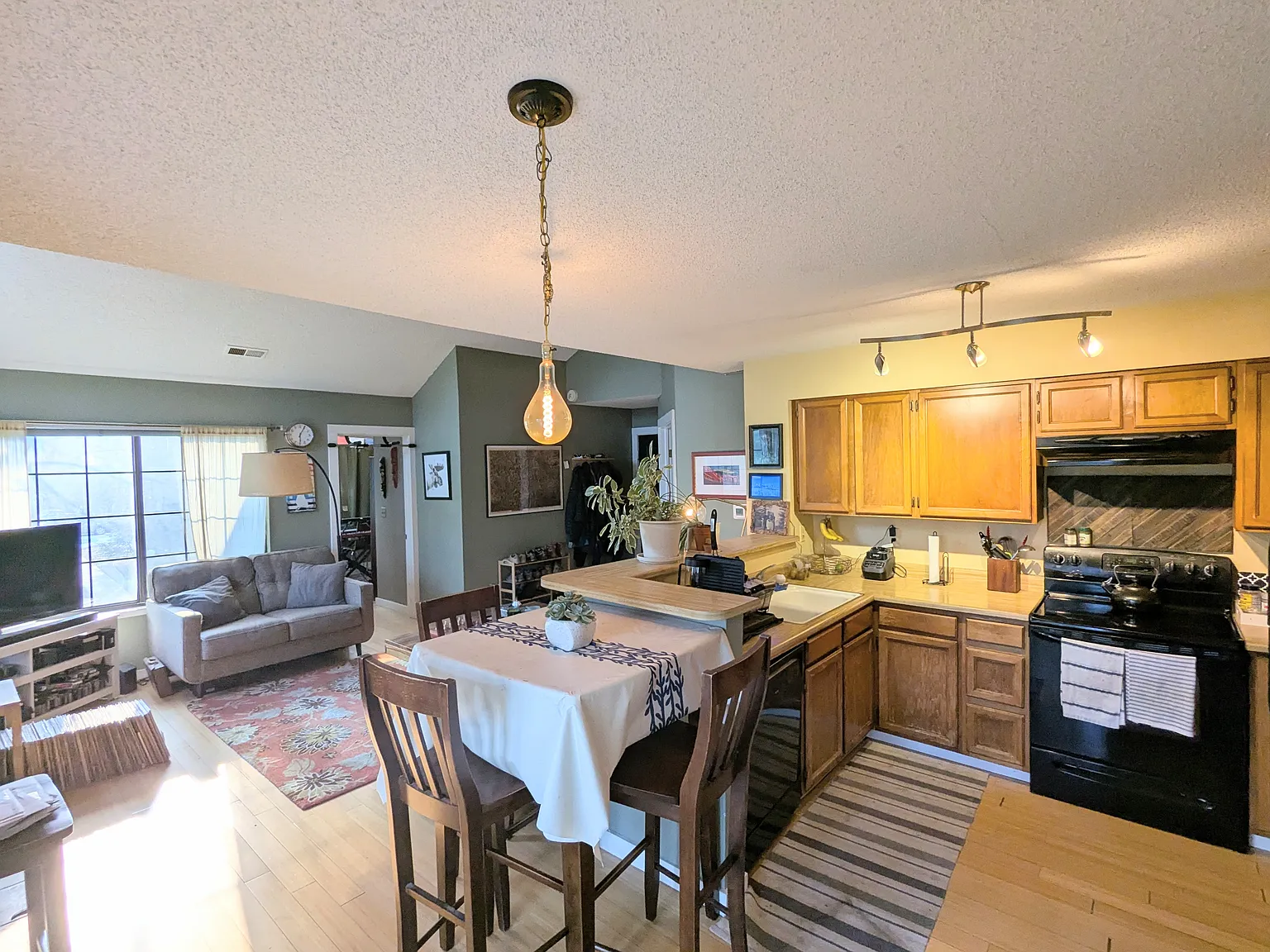 2 bed, 802 sqft, $2,200 — Photo 2