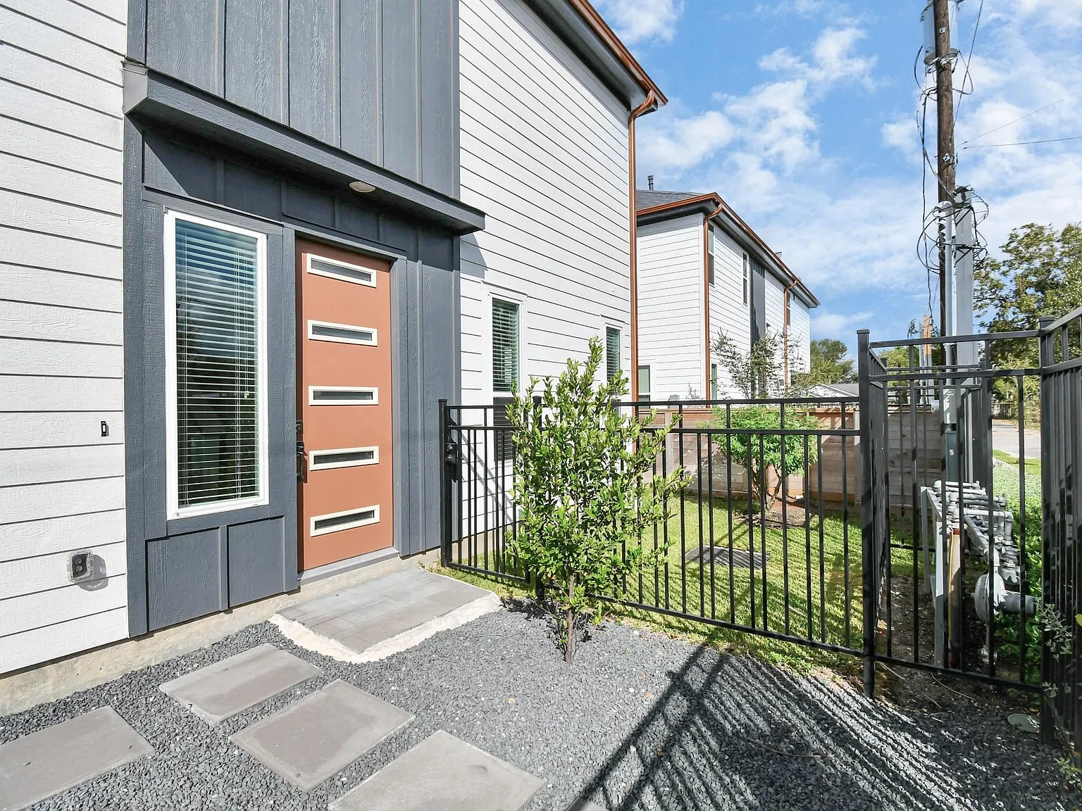 3 bed, 2.5 bath, 1365 sqft, $2,200 — Photo 4