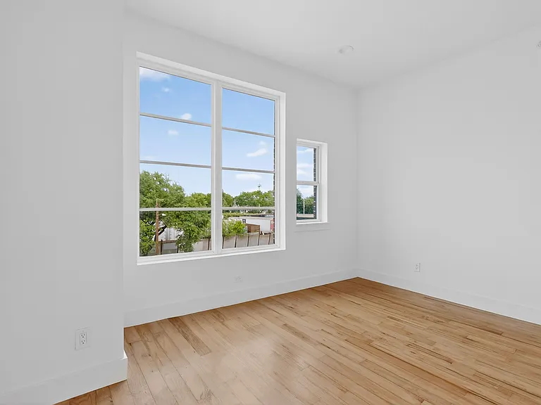 2080 Kelly Ave — Photo 7