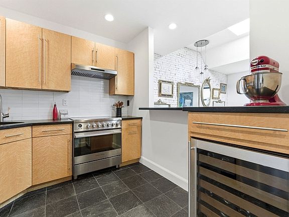 4th image of 552 Columbus Ave APT 6