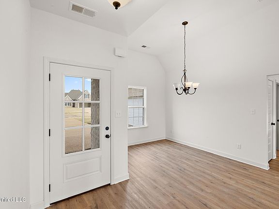 5th image of 2156 Dela Dr