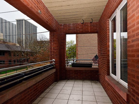 2nd image of 1057 W Thorndale Ave APT 2E