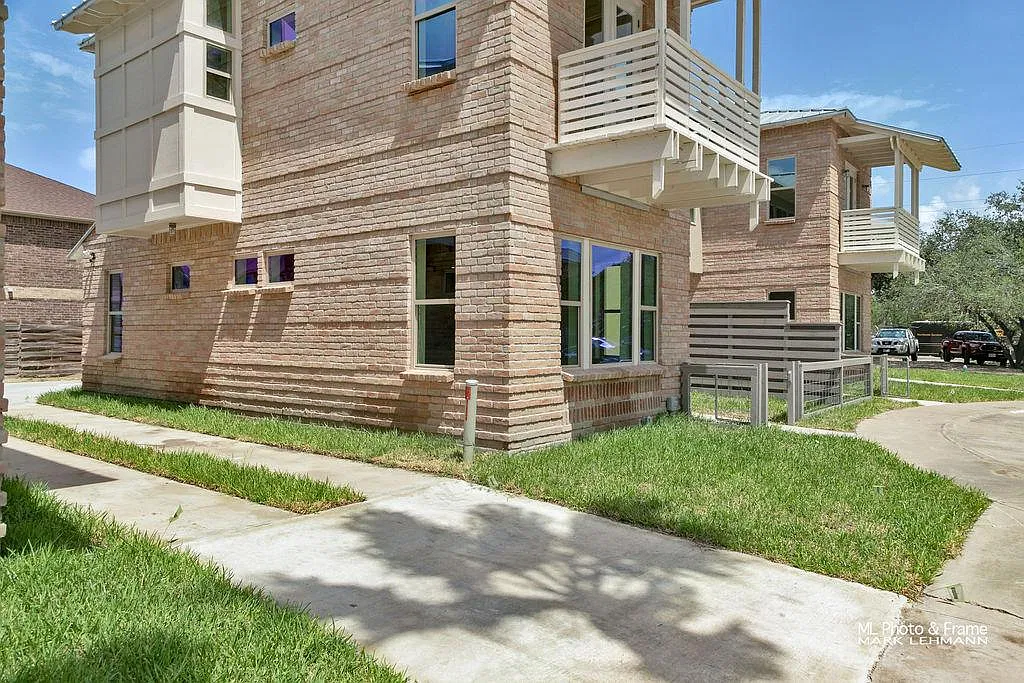 3 bed, 2.5 bath, 2134 sqft, $2,300 — Photo 2
