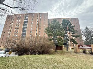 1356 Meadowlands Dr E #305, Ottawa, ON K2E 6K6