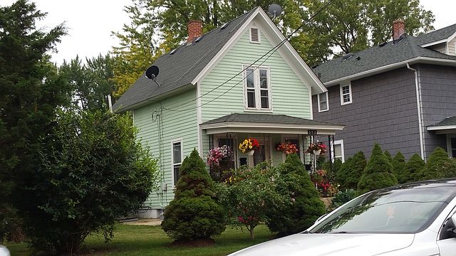 2nd image of 573 Lillie St