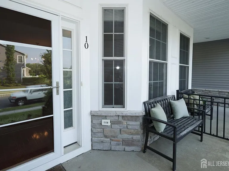 10 Gonzalez Dr — Photo 3