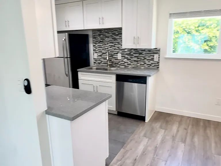 655 Westminster Ave #6 — Photo 5