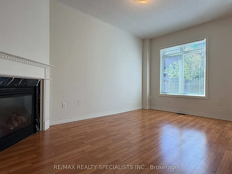3273 Stoney Cres — Photo 7