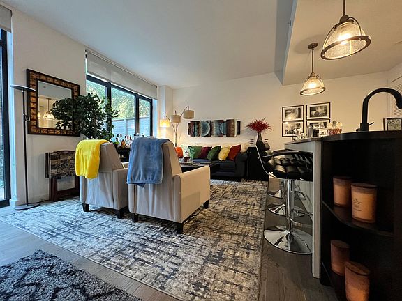 4th image of 123 Parkside Ave APT 1J