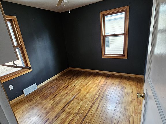 4th image of 616 2nd Ave NE