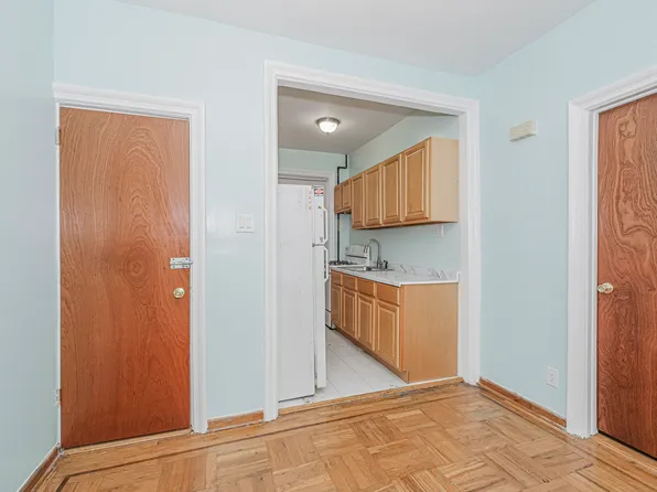 2418 East 23rd Street image 10 of 40