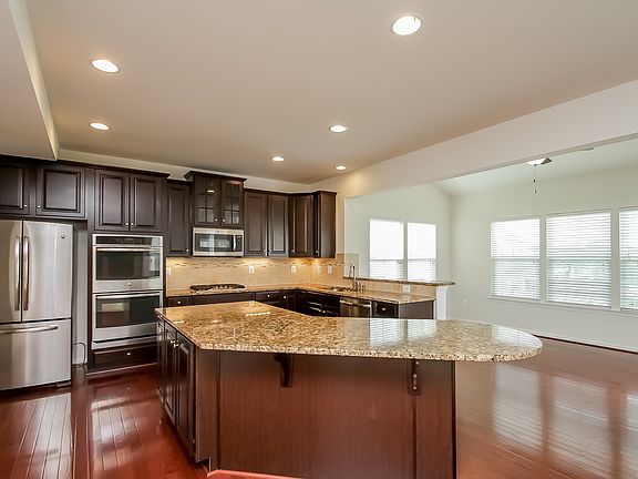 5th image of 33 Cool Brook Ln