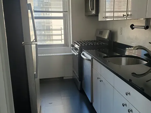 200 E 64th St APT 17B, New York, NY 10065