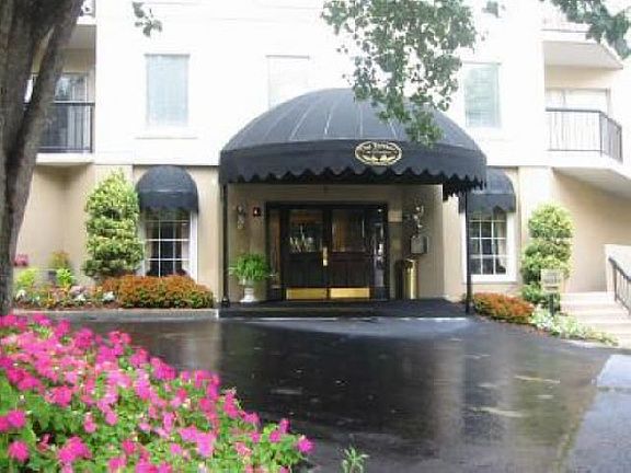 Beautiful landscaping, Entry, and Foyer