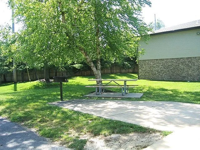 Pinewood Place Apartments — Photo 3