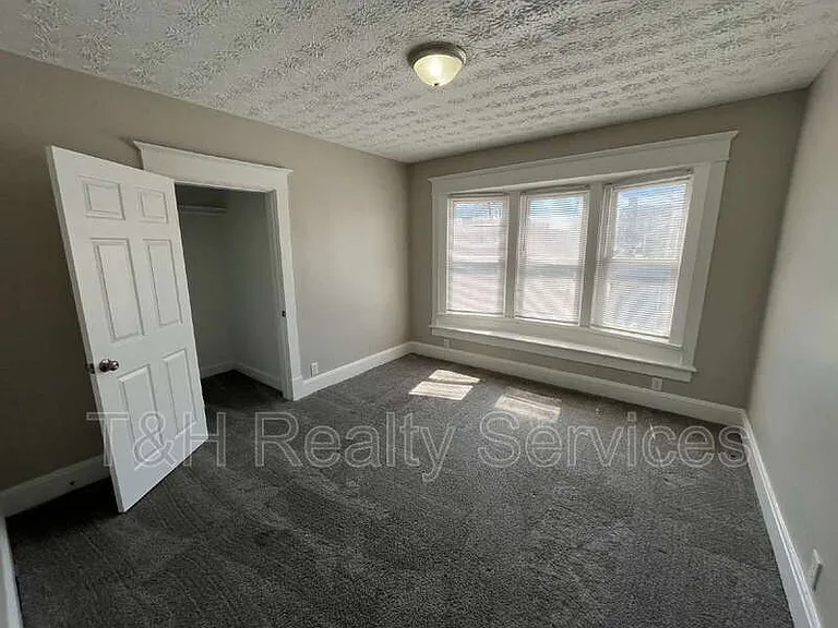 514 E 33rd St — Photo 14