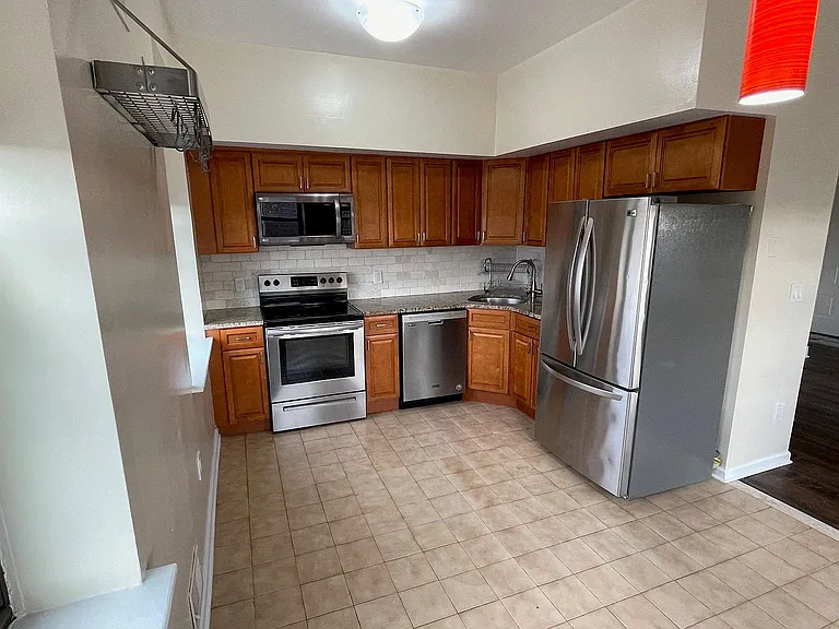 Walnut Ave — Photo 6