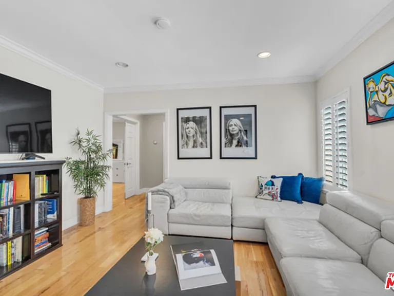 326 N Doheny Dr — Photo 11