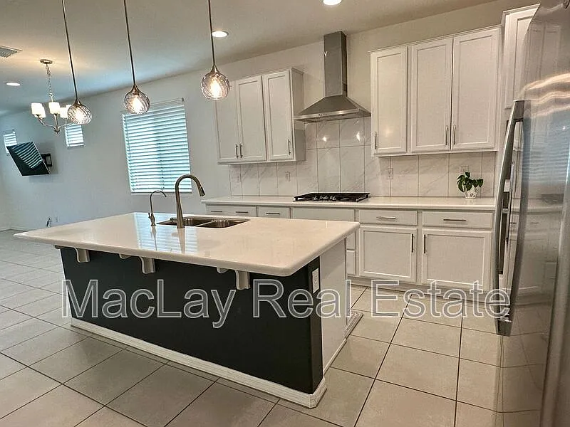 6 bed, 3.0 bath, 2775 sqft, $3,000 — Photo 4