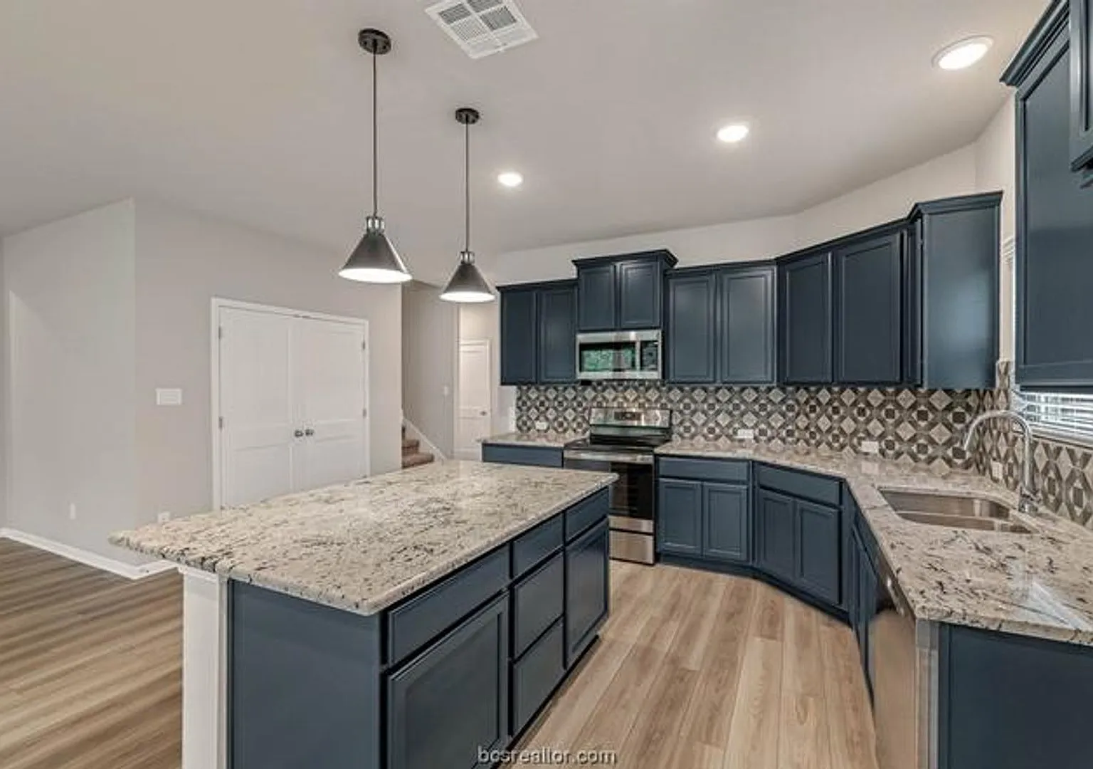Gorgeous 4 bedroom 3 bath in an ideal location — Photo 3