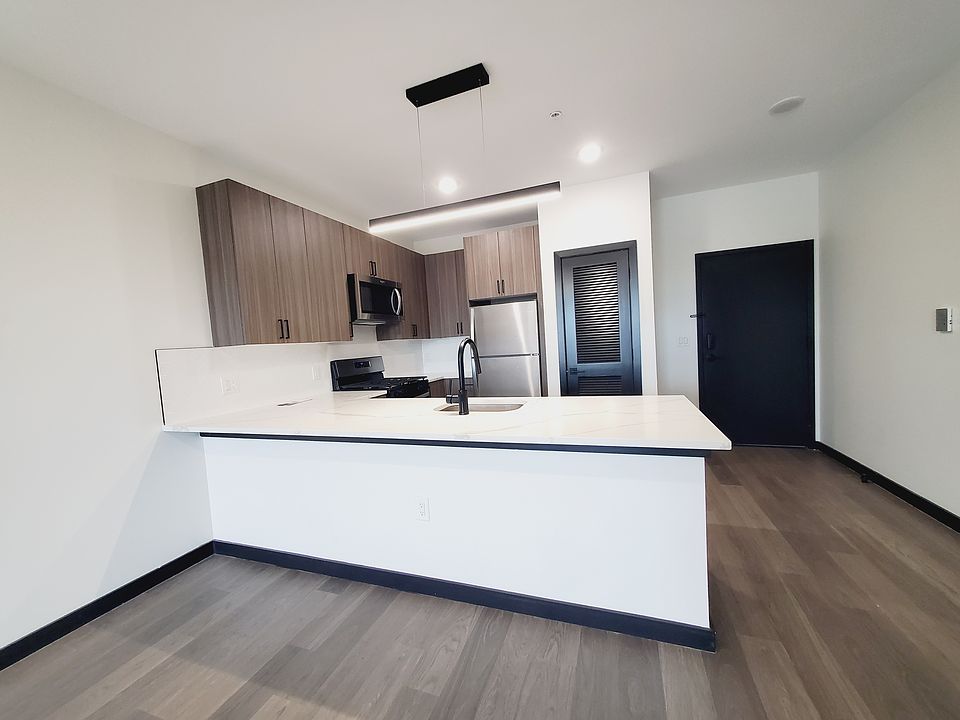 1st image of 130 Mallory Ave #405